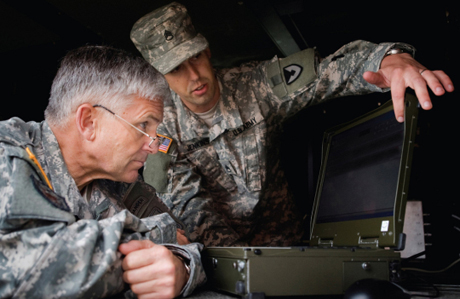 　米陸軍通信電子研究開発技術センターが開発したウィスパー（Whisper）システムの名前の由来は、その聴取能力にある。これは、電子戦用装置を使って無線操作式の簡易爆発物（IED）を探知する。工兵部隊の偵察車両に使われている。
