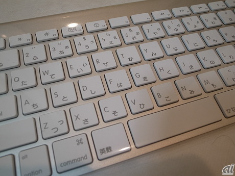 　アップル付属のワイヤレスキーボード。薄くて小さい。