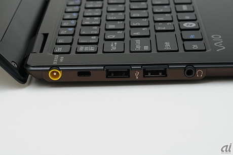 　USBは右側に2ポート装備される。