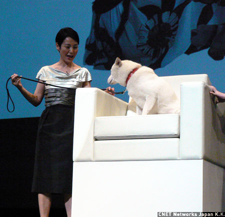 　続いて、「お父さん」役を務める犬のカイ君が、「お母さん」役の樋口可南子さんに連れられて登場。