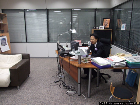 　その中は社長室だった。写真は代表取締役社長の辻本秀幸氏。