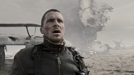 　戦闘によって生じた風景を見つめる「ターミネーター4」の主役John Connor。演じるのは俳優のChristian Bale。