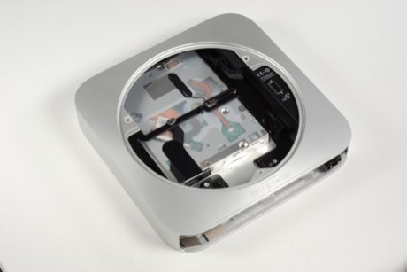 　メインロジックボードを取り外すと、Mac miniのユニボディ筐体の内側に残るのは光学ドライブと電源だけになる。