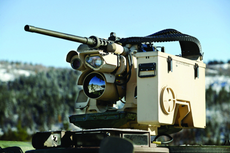 　CROWSは「Common Remotely Operated Weapon Station（一般遠隔操作武器ステーション）」の略で、「XM153 CROWS」システムも2008年発明トップ10に選ばれている。PDCueシステムと同じく、米陸軍武器研究開発技術センターによって開発された。従来は、HMMWVに乗っている兵士の1人が立って屋根から顔を出し、屋根に取り付けられた機関銃を操作していたが、ここにいると非常に攻撃されやすい。この状態の射撃手は砲火や爆発にさらされることになるし、また車両の転覆時に負傷する確率が高い。CROWSを使えば、兵士はHMMWVの中から遠隔操作で屋根上の武器の狙いを定め発砲することが可能だ。HMMWV以外の車両にも搭載することができる。