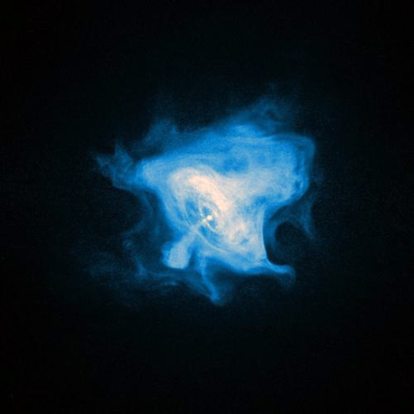 　かに星雲の中でX線を放出するパルサー風星雲のおぼろげな境界を、初めて鮮明に捉えた画像。パルサー風星雲は、高速で回転し強い磁気を帯びた「パルサー」とも呼ばれる中性子星（中心部近くの白い点）からエネルギーを得ている。高速回転と強磁場の組み合わせが非常に強力な電磁界をつくり出し、パルサーの両極から遠ざかる方向に物質と反物質を噴出させ、赤道方向では激しい風の流れを引き起こしている。