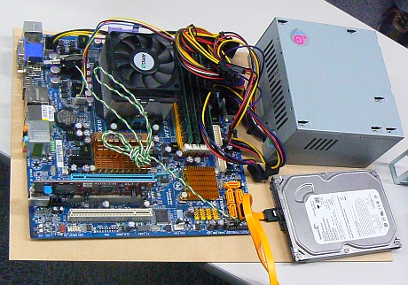 　イラストSNS「pixiv」を運営するピクシブは「B-28」という名前の自作サーバを運用している。この自作サーバは名前のとおり、ベニヤ板の上に直接組み立てられている点が特徴だ。スペックは以下のとおり。

マザーボード：GA-MA785GM-US2H
CPU：Athlon II X4 605e（TDP45W）
メモリ：DDR2-800 8Gバイト（ECCなし）
HDD：HTS545016B9A300（2.5inch 160Gバイト）
電源：KRPW-V400W