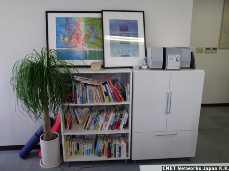 　ビジネス関連の書籍が並んだ書棚の上にも絵が飾られている。