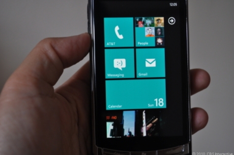 スタート画面

　MicrosoftはWindows Phone 7を一から完全に作り直した。スタート画面には、ライブタイルが設置され、お気に入りのアプリや連絡先にワンタッチでアクセスできる。新着メッセージや電話、ステータスアップデートも通知する。