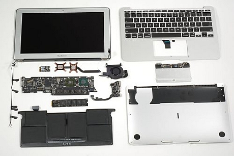 　新型MacBook Airの分解は、不正開封防止のケースのねじ以外は、難しい作業ではなかった。内部コンポーネントの大半は、ユーザーによる交換ができない。