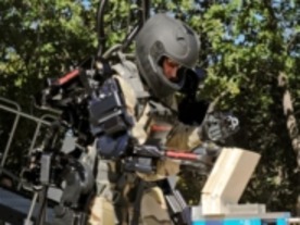 フォトレポート：実世界の軍用「アイアンマン」スーツ--エクソスケルトン「XOS 2」