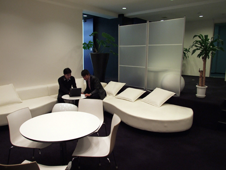 　Lunascapeのアイコン同様に白と濃紺で統一されたエントランスのホールには、ミーティング用のテーブルやソファーが置かれている。同社スタッフがここで業務を行ったり、ときにはリラックスしたりするそう。
