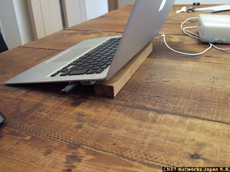 　塚田氏のMacBookの底面に置かれた棒は、キーが打ちやすいようにと、テーブルを作った家具職人さんからプレゼントされたもの。