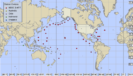 　津波警報を可能にしているものの1つが、太平洋の至る所に設置された海底津波計（Deep-ocean Assessment and Reporting of Tsunami：DART）基地局から収集されたデータだ。NOAAは2001年、6個のブイを連ねてDARTプロジェクトをスタートさせ、2008年3月には39の基地局からなる完全なネットワークに拡張した（これらの基地局は、この地図上では赤い四角で表されている）。リアルタイムでデータを収集するこれらの基地局は、深海地震発生直後の最も重要な数分以内に、津波の事前警報を提供する。

　DARTシステムは6000m（1万9685フィート）の深さまで設置可能であり、自動津波探知アルゴリズムによって、もしくは警報センターからの必要に応じた要請を受けて、リアルタイムの情報収集を行う。

　NOAAは太平洋地域で2つの津波警報センターを運営している。アラスカ州パーマーにあるアラスカ津波警報センター（ATWC）と、ハワイ州エワビーチにある太平洋津波警報センター（PTWC）だ。

　PTWCは、太平洋全域に脅威をもたらす津波を対象とする地域津波警報センターで、ブイと海底監視システムからリアルタイムでデータを収集している。ATWCは、アラスカ州、ワシントン州、オレゴン州、カリフォルニア州、ブリティッシュコロンビア州を対象とする地域津波警報センターとしての役割を果たしている。