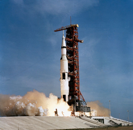 　打ち上げは、米国東部夏時間午前9時32分、ケネディ宇宙センターの第39複合発射施設A発射台で行われた。宇宙飛行士は、高さ363フィート（約111m）の「Saturn V」ロケットの頂上近くで息をひそめている。