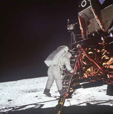 　Aldrin氏が月に降り立ったのは、午後11時16分だった。後に分かったことだが、月面上にいるApollo 11号の宇宙飛行士の写真は、ほとんどがAldrin氏を写したものだった。70mm月面カメラを、ほとんどの時間Armstrong氏が持っていたからだ。