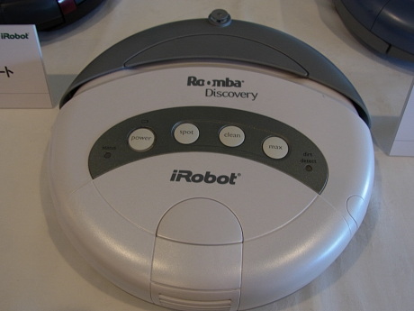 　2004年に発売された「ルンバ ディスカバリー」。自動受電機能を搭載した。