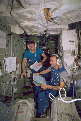 　この写真は第1次長期滞在でISSでの生活が始まった第1週に撮影されたもの。宇宙飛行士のSergei Krikalev氏（左）とYuri Gidzenko氏がZvezdaサービスモジュールで作業している。ISSのロシア側（Russian Orbital Segmentとして知られている）の中心にあるZvezdaサービスモジュールは、ISSの生命維持システムの一部を格納しているほか、2人の乗組員が生活できる空間も提供する。