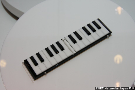 　鍵盤楽器そのままのようなケータイ。