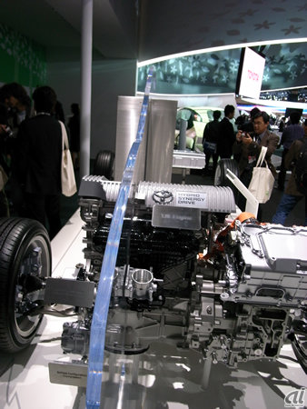 　会場ではハイブリッドカーのシステムを紹介する展示もなされている。