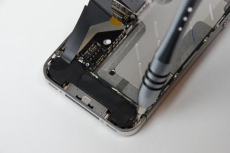 　iPhone 4下部のアンテナ／スピーカーアセンブリは、2本のねじで固定されている。右側のねじには簡単に触れることができる。