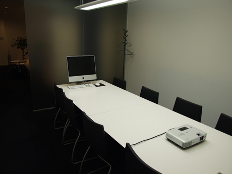 　エントランス奥の会議スペースは2つ。iMacが置かれた会議室では、米国シリコンバレーにあるブランチLunascape Inc.のメンバーとネットミーティングを行うこともあるとか。