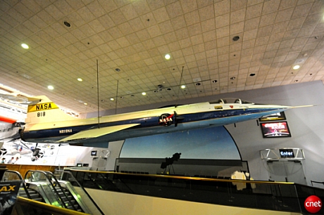 　この「Lockheed F-104 Starfighter」は、マッハ2（音速の2倍）に到達した最初の米国戦闘機だ。スミソニアン国立航空宇宙博物館によると、この飛行機は、NASAが19年にわたって「実験機」や追跡機として飛ばしていたという。これはStarfighterの7号機だった。