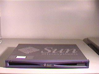 　数年前、Sun Microsystemsは1000ドル以下のシステムをいくつか発表した。写真は通信事業者向けサーバとして出された「Netra X」だ。Sun Microsystemsは、このサーバを数台購入できるような業績の良い通信事業者を見つけてさえいれば、株価を上げることができたかもしれない。このシステムは小さくて軽く、それなりに速いので、「出先で」使用している。