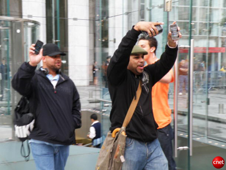 　iPhone 3G Sを手に5番街にあるApple Storeから最初に出てきた人たち。
