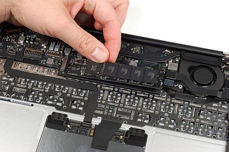 　新型MacBook Airはフラッシュストレージのみを使用している。分解したテストユニットの容量は64Gバイト。このストレージユニットは、T5トルクスねじ1本で固定されている。このねじを取り外すと、ストレージユニットをメインロジックボードから取り外すことができる。