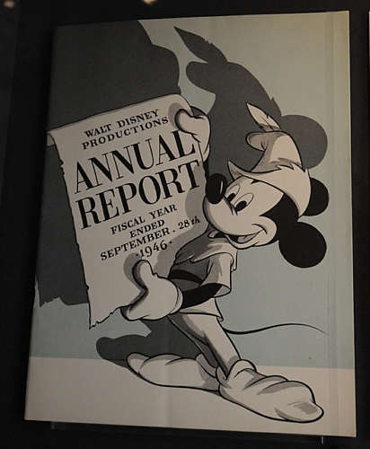 　Disneyの1946年の年次報告書。ミッキーマウスが表紙を飾っている。