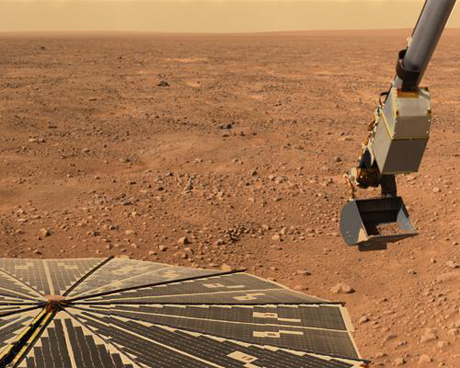 　この画像には、NASAの「Phoenix Mars Lander」のソーラーパネルと、シャベルに試料の入ったロボットアームが写っている。この画像は、Phoenix Mars Landerの火星日16日（2008年6月10日）、つまり着陸から16火星日後に、地表ステレオ撮像装置によって撮影されたもので、西方向が写っている。この画像は、試料を光学顕微鏡に運ぶ直前に撮影された。これは、着陸地点全体をカラーで示した、「ミッション成功」パノラマ写真の一部だ。

　Phoenixミッションは、NASAに代わって、アリゾナ州トゥーソンのアリゾナ大学が中心になって実施した。このミッションのプロジェクト管理は、カリフォルニア州パサデナにあるNASAのジェット推進研究所（JPL）が行った。宇宙船の開発は、コロラド州デンバーのLockheed Martin Space Systemsが行った。