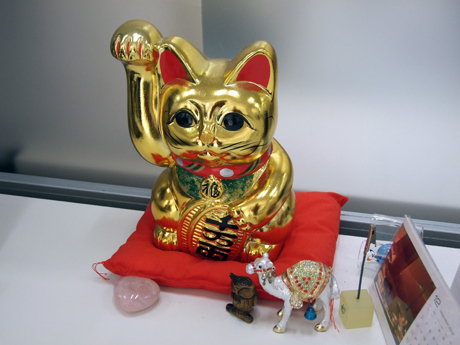 　近藤氏のデスクには金色に輝く招き猫が置かれていました。