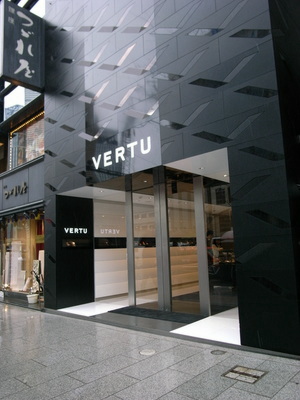 　ノキア傘下で宝石などをあしらった高級携帯電話を販売する「VERTU」。2月に東京銀座の一等地、銀座4丁目交差点付近に日本国内第一号店「VERTU 銀座フラッグシップストア」がオープンした。世界最大規模の店舗になるという。外壁にもVERTUロゴとなる「V」マークが入っている。