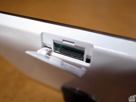 　記憶媒体には、16GバイトまでのmicroSDカードを利用できる。