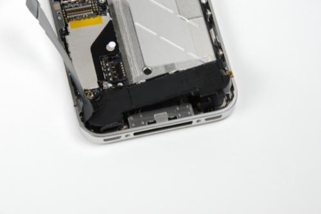 　2本のねじを外し、アンテナのワイヤを外せば、下部のアンテナ／スピーカーアセンブリをiPhone 4の筐体から引き上げることができる。