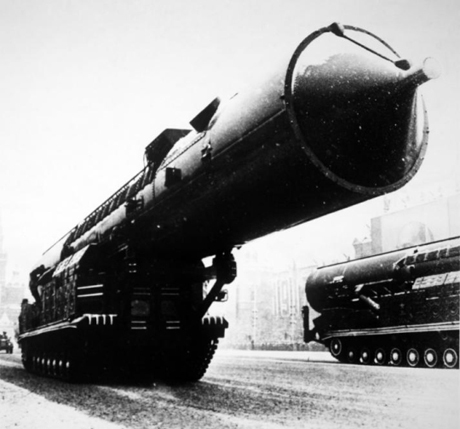　ソビエト連邦は同国のICBMを、少なくともメーデーのパレードで、あちこちに移動させた。ソ連政治研究者と米国防総省のアナリストにとって、こうしたパレードはソ連軍の兵器を垣間見られる貴重な機会だった。この写真は1984年に撮影された「SS-X-15」移動式短距離ICBM。