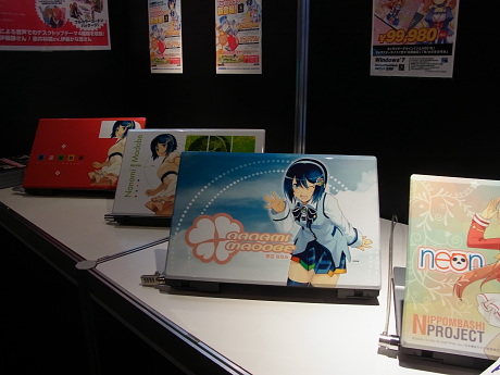　ゲームキャラクターを天板にプリントしたPCも展示されている。
