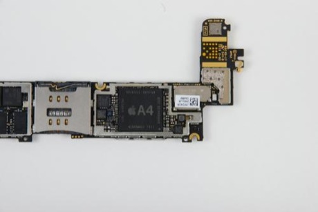 　iPhone 4は、iPad Wi-FiモデルやiPad Wi-Fi + 3Gモデルと同様、Appleの「A4」プロセッサを使用している。製造したのはサムスンだ。

　このチップには次のように刻印されている。
A4
APL0398 33950108
YKC588P4 1019
N2B0BMOO2 1022
K4X4G643G8 1GC8

　A4の左には「AGD1」と記されたチップがある。このチップは、AppleのためにSTMicroelectronicsが製造した3軸デジタルジャイロスコープだと思われる。

　A4チップの右には、小さなEMIシールドの下にBroadcom製の802.11nとBluetooth 2.1+EDRおよびFM受信機とBroadcom製GPS受信機がある。このシールドもロジックボードにはんだ付けされているようなので、このiPhone 4を動作する状態で組み立て直すことができるように、シールドをそのままにしておいた。
