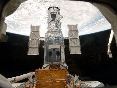 　スペースシャトル「Atlantis」（STS-125）が米国時間5月11日、フロリダのケネディ宇宙センターから打ち上げられた。その任務は、Hubble宇宙望遠鏡の最後の修理を実施することにある。

　現在、シャトルは同望遠鏡に到達し、修理を開始している。

　この画像は、確保後に固定され、Atlantisの貨物室に置かれたHubble望遠鏡。