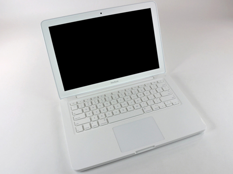 　Appleはケースを見直すことで、新しいMacBookの美学もアップデートした。丸みを帯びたエッジは、ユニボディを採用したほかの製品とよく調和する。