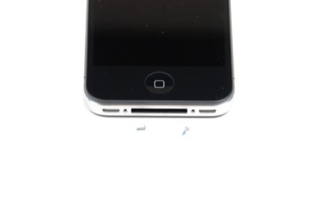 　iPhone 4にはさまざまな長さのプラスねじが多数使われている。分解中、それらのねじをなくさないように保管し、位置を記録しておくとよい。