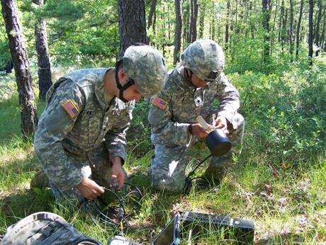 　米陸軍によれば、OSRVT Aキットがあれば、兵士は「非常時に車両からよりすばやく安全に脱出することができる。また、特別任務計画、情報収集、敵軍監視のためのUAVによる偵察によって状況認識を強化し、兵士の安全と生存可能性を高めることができる」という。この写真は、2008年のニュージャージー州フォートディクスでの演習で、OSRVTを設定している2人の兵士だ。