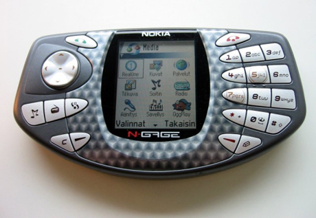 16. Nokia「N-Gage」（2003年〜？）

　N-Gageの発売は、テクノロジの歴史の中でも特に印象深い大失敗の1つである。なぜなら、電話機とポータブルゲーミングシステムを組み合わせた最初のデバイスは、通話に使うには非常に奇妙な設計になっていたからだ。通話の際は、本体を垂直方向にして、横向きに持たなければならず（サイドトーキング）、まるでタコスを握っているかのように見えた。なお、N-Gageによって話題となった「サイドトーキング」は、サイドトーキングのウェブサイトで不滅の存在となった。