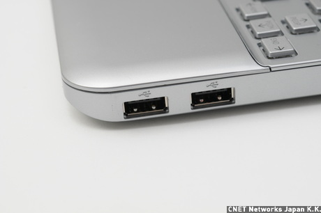　USBポートは本体右側の側面手前に2ポートと反対側に1ポートある。
