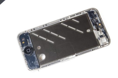 　iPhone 4のステンレス金属筐体には、ホームボタン、前面カメラ、上部スピーカー、デュアルマイクがある。