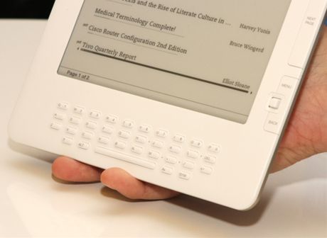　競合製品である「Sony Reader」とは違い、Kindle DXはまだタッチスクリーンに対応していない。しかし、組み込みのキーボードによって比較的容易に検索用語やウェブアドレスを入力可能になっている。