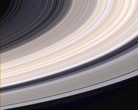 　Cassiniは、土星軌道に入る9日前、土星のリングのこの素晴らしいナチュラルカラー画像を撮影した。この合成画像を構成している画像は2004年6月21日、土星から640万kmの距離で、リング面の下の、Cassiniにとって見晴らしのいい位置から狭角カメラで撮影された。この画像のスケールは、1ピクセルあたり38km。

　この画像の右上から左下に向かって湾曲している、リングで最も明るい部分はB環である。B環全体にある多くの帯には、砂色が目立つ。土星のリング全体には、これ以外の色の違いが見られる。土星のリングの色の違いは、これまでにVoyagerやHubble宇宙望遠鏡の画像で確認されていた。Cassiniの画像からは、このリングの色の違いが、地球から見るよりも、この位置から見た場合によりはっきりとすることが分かる。

　土星のリングは、主に水の氷からできている。純水の氷は白であるから、リングのさまざまな色は、岩石や炭素化合物などほかの物質の混入量が異なっていることを反映していると考えられている。Cassiniの画像は、Cassiniに搭載されたほかの観測機器からの情報と組み合わせることで、科学者が土星のリングのさまざまな部分の組成を測定するのに役立つだろう。