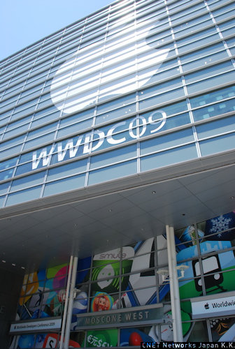WWDC 2009が行われたMOSCONE WEST正面玄関。サンフランシスコの日差しは強いが肌寒い気候で、日本からの参加者は戸惑い気味な人も多かった。