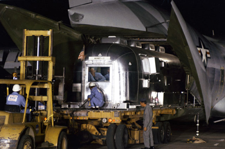　エリントン空軍基地でC-141から搬出される移動式隔離設備。