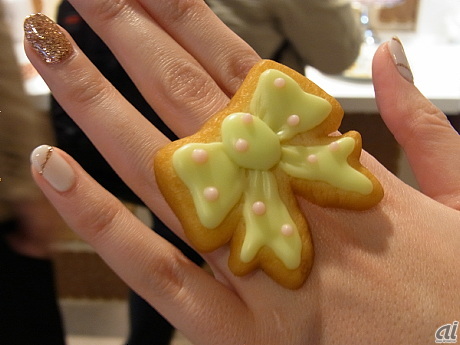 　12月に発売予定の指輪。待受画面のクッキーと同じデザイン。